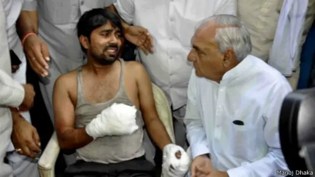 2015 ඔක්තෝම්බර් මාසයේ දලිත් කුල පීඩිත ජනතාවට එල්ල කළ ප්‍රහාරයකින් දරුවන් දෙදෙනෙක් පුළුස්සා මරා දැමුණි. දරුවන්ගේ පියා මහ ඇමතිවරයාට කියා සිටියේ තමන් නැගිටින විට දරුවන් බේරා ගැනීමට පමා වී තිබූ බවයි.