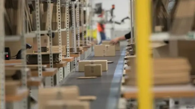 Según Bloomberg, algunos empleados escondían el material robado en sus calcetines.