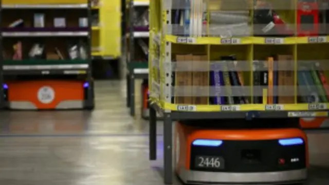 Amazon está utilizando robots en sus almacenes para ayudar a trasladar suministros.