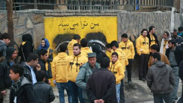 شعار مبارزه با فساد روی دیوار وزارت معارف، اولین نقاشی دیواری هنرسالار