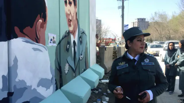 فریبا حمیدی کنار پرتره بزرگ خود