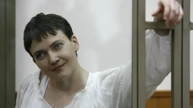 Захист Савченко просить перенести розгляд справи до Москви, заявляючи про ймовірну загрозу безпеці учасників процесу в прикордонній із сходом України зоні. Ростовський обласний суд відхиляє клопотання захисту та залишає справу у Донецьку. У вересні, коли зроблене це фото, суд почав розглядати справу по суті.