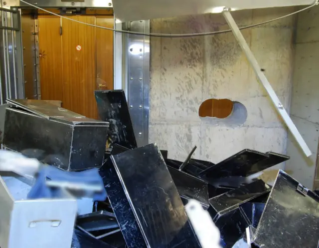 Ось в такому вигляді залишили сховище грабіжники. Фотографія зі слідчої справи