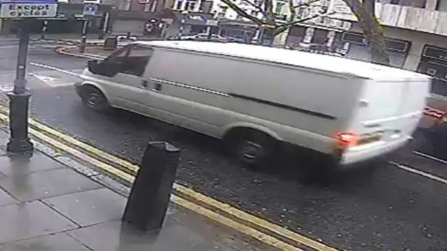 Білий фургон, на якому грабіжники втекли з місця злочину