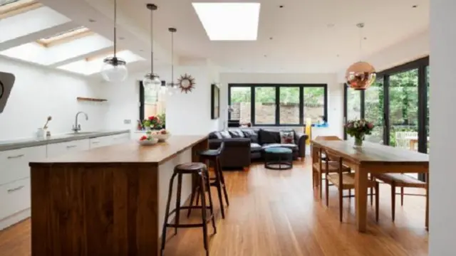 تؤجر إيستبيرن غرفة في منزلها يمكن استخدامها في عقد اجتماعات وأنشطة جماعية، وجلسات علاج روحي ونفسي، أو حتى دروس يوغا