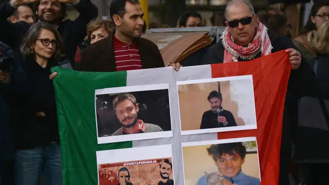 متظاهرون وقفوا أمام السفارة المصرية في روما معبرين عن احتجاجهم