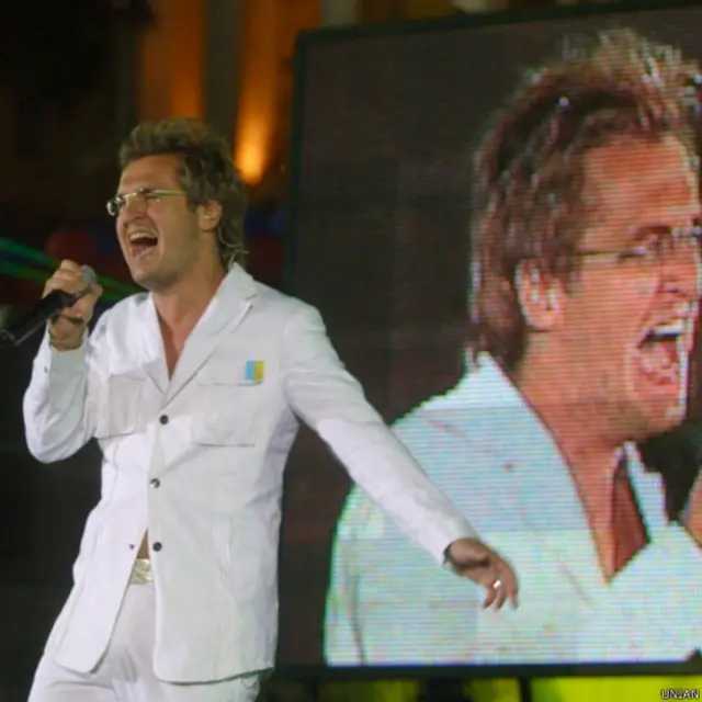 Першим Україну на пісенному конкурсі Євробачення представив Олександр Пономарьов у 2003 році. На конкурсі, що проходив у Ризі, він опинився на 14-й сходинці із піснею Hasta La Vista.
Фото зі святкування Дня незалежності в Києві того ж року. 