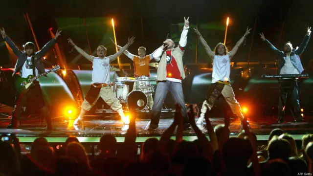 2005 рік: "Разом нас багато" - популярна під час Помаранчевої революції пісня у виконанні гурту Ґринджоли посідає на Євробаченні в Києві 19 місце.