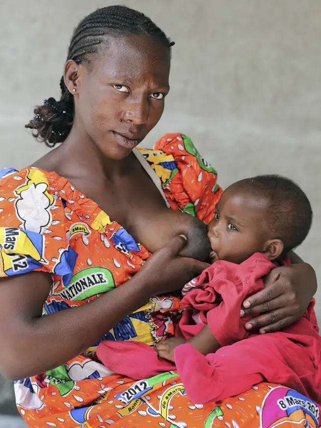 En 2014 Esther Niyonsenga fue violada por dos guerrilleros cuando fue a su pueblo para visitar a su familia, durante el receso universitario. Sus padres la echaron y dejaron de pagar sus estudios. Quedó en la calle. Al momento de la foto tenía 22 años y todavía no aceptaba a su hijo, Christian.