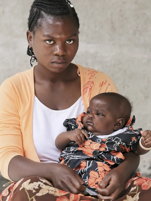 A los 20 años, Pascaline Kahindo ya había sido violada en dos oportunidades distintas: por un vecino y, dos años después, de forma masiva por un grupo de milicianos que la secuestró. De ambos abusos nacieron dos niños, Fidel y Maribelle, quien figura en el retrato.