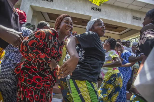 En el centro se busca que las mujeres violadas recuperen su autoestima y acepten a sus hijos, así como también prepararlas para que sean autosuficientes en un plazo lo más breve posible. Para alimentar su esperanza, bailan y cantan, mientras que para ayudarlas a generar ingresos implementan planes de agricultura, por ejemplo.