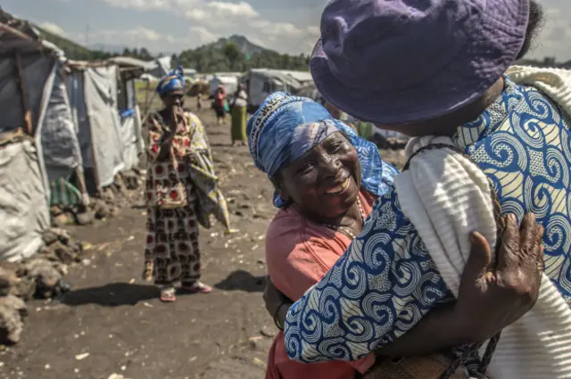 La región donde está el centro alberga decenas de campos de refugiados. Solo Mugunga III, de donde provienen las jóvenes alojadas en el hogar, tiene 15 mil personas, en su mayoría excampesinos. Como se ve en la imagen, allí la gente recibe a Georgette Posadas con respeto y cariño.