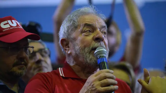 巴西前總統盧拉在勞工黨和工會組織的集會中講話