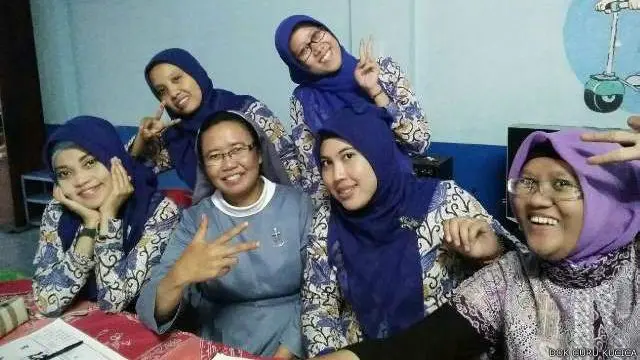 Suster Atanasia dan para guru dari TK Kucica. 