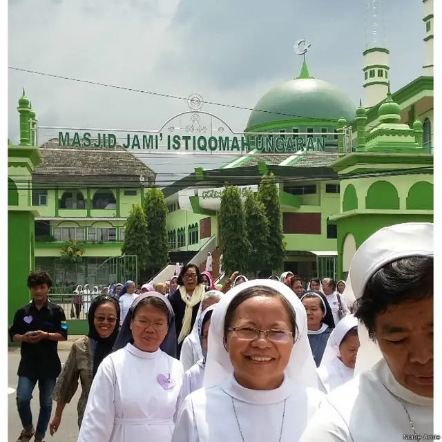 Gereja dan masjid terletak berseberangan.