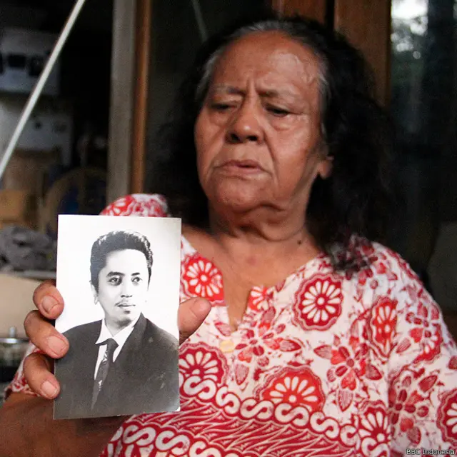 "Saya paling dekat dengan kakak saya..." Rugaiyah, kini 70 tahun, beberapa kali saya pergoki terlihat matanya berkaca-kaca tatkala dia mengenang kembali kakaknya. Dia menunjukkan pula potret hitam putih sang kakak -yang sepertinya tidak pernah dipublikasikan sebelumnya. 