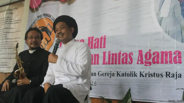  Kyai Budi dan Romo Budi di atas panggung.