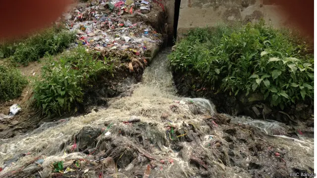 গৃহস্থালির বর্জ্যও দূষন করছে তুরাগকে।