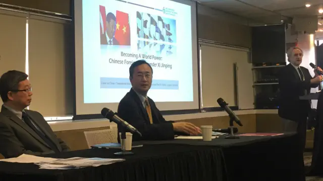 论坛主持人是香港科技大学社会科学部讲座教授兼中国跨国关系研究中心主任崔大伟（David Zweig）