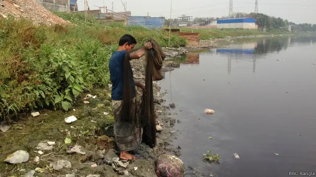 মাছ ধরার চেষ্টায় জেলে মজনু মিয়া।
