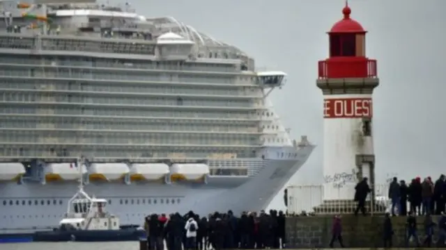 Випробування корабля зібрало натовп глядачів