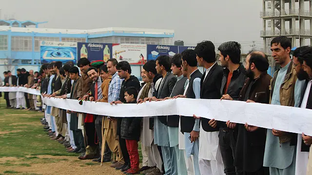 د هېواد له بېلابېلو ولایتونو راغونډو شویو په زرګونو مننلیکونه، چې په لاس لیکل شوي وو او د یوه کیلومتر په اندازه وو، د غونډې ترڅنګ لګولي وو.