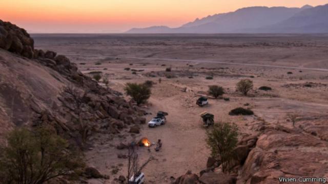 黃昏時分從帳篷望向沙漠的美景。