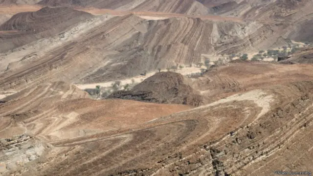 納米比亞山區山巒重疊,丘陵起伏,烏加河(Ugab River)穿流其中。