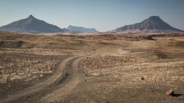 一輛卡車開過納米比亞崎嶇的地形。