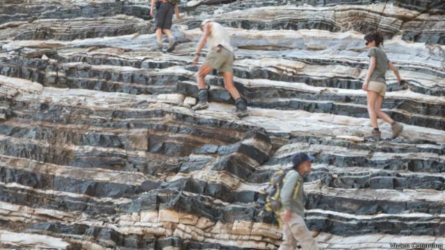 地質學家爬上了曾沉積於海洋底部的古代沉積物。該岩層顯示了受到構造和氣候影響的古海平面週期的變化。