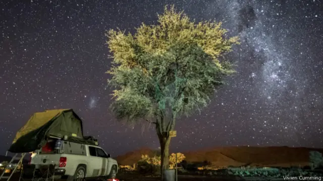 繁星滿天的夜晚,在bakkie旁邊露營。