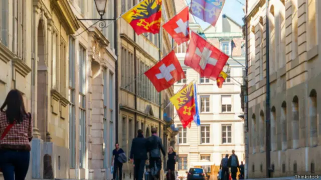 瑞士日內瓦老城，德威飯店（Rue de l'Hotel-de-Ville）飄揚的旗幟