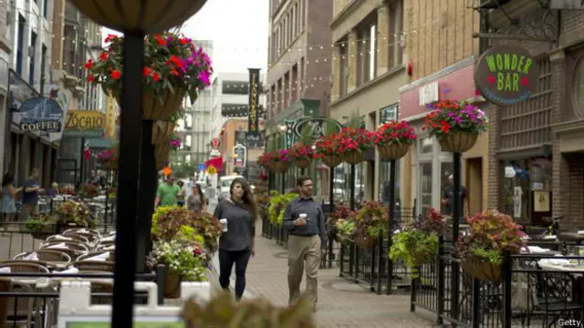 美國俄亥俄州克利夫蘭東四街星羅棋布的咖啡館和酒吧