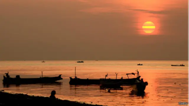 印尼龍目島的漁民返航