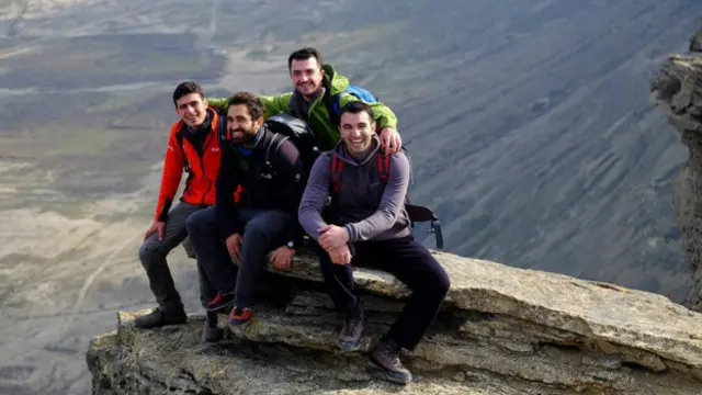 Elman Əsgərov dağçı dostları ilə birgə yerli və tarixi zirvə yürüyüşlərində iştirak edir