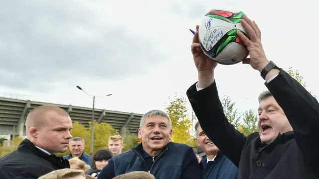 Петро Порошенко із юними футболістами