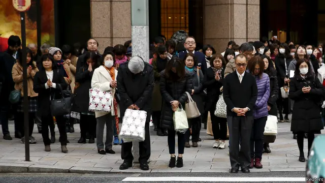 တိုကျိုမြို့လယ်က လူတွေ ငလျင်လှုပ်ချိန်မှာ ရပ်တန့် ငြိမ်သက် အမှတ်ရစဉ်။