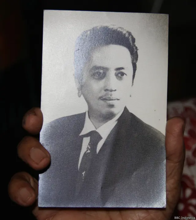 Tetapi mengapa lagu-lagu Mashabi dapat begitu menghipnotis sobat saya itu? Bagaimana sejarah lahirnya lagu-lagunya? Dan mengapa pria kelahiran 1930-an itu mati muda?