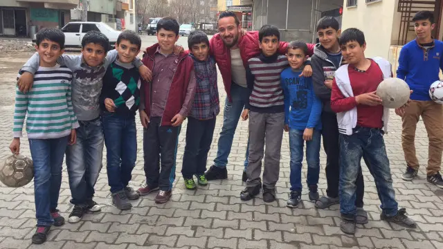 Mahallenin çocukları Deniz Naki'nin geldiğini duyunca bir anda toplandılar 