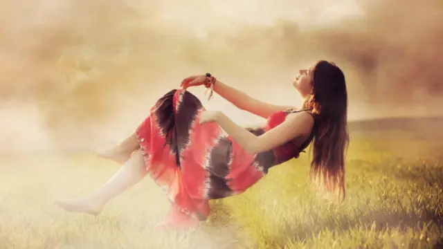 Парящая женщина