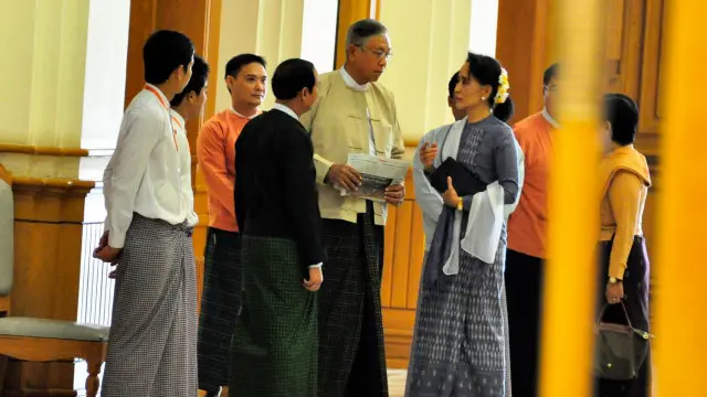 Bà Suu Kyi nói sẽ "đứng trên" tổng thống
