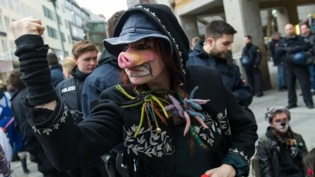 demonstran bertopeng babi