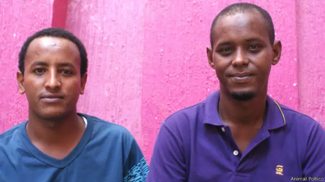 Hashed (izquierda), de Eritrea e Ismael, Somalí, se conocieron en Panamá y viajaron juntos hasta México. Foto cortesía Animal Político. 