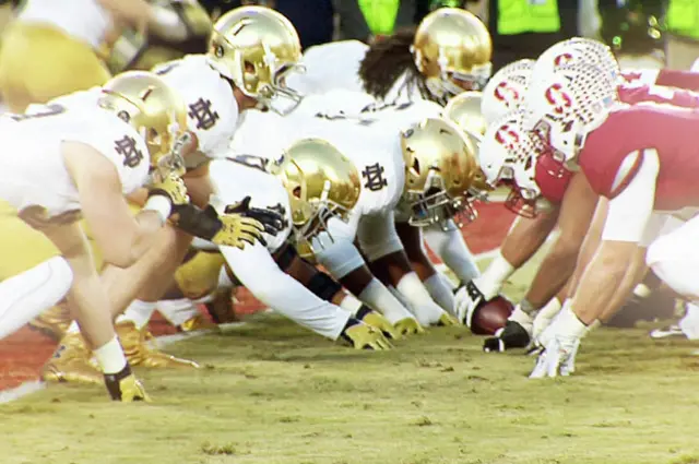 Pero los puristas del fútbol americano aseguran que eso causa que los golpes sean incluso más duros.