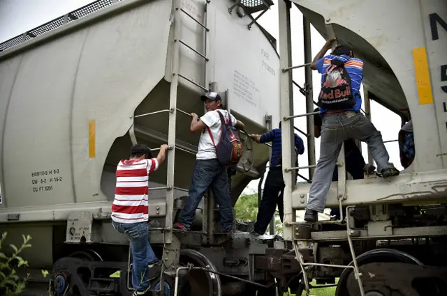 La mayoría de los migrantes que cruzan por México hacia Estados Unidos son centroamericanos. En la imagen, emigrantes en el tren de carga conocido como "La Bestia".