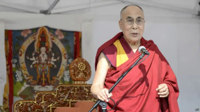 会议结束后,达赖喇嘛会见了聚集在外面的公众。