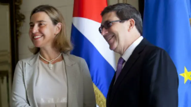 欧盟外交和安全政策高级代表莫盖里尼与古巴外长罗德里格斯出席协议签署仪式。