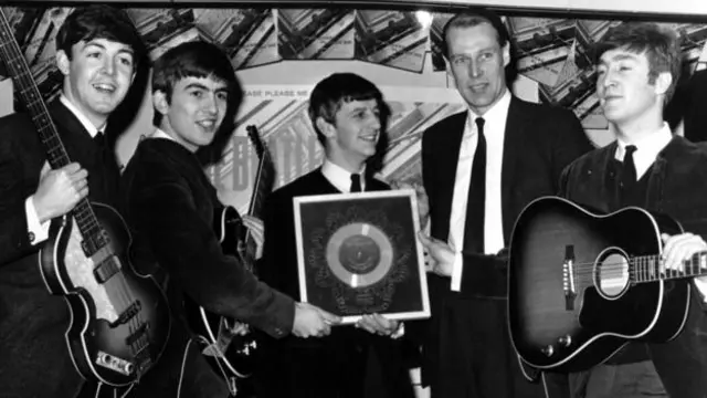 George Martin ở tuổi 30 khi nhóm The Beatles mới là thiếu niên.