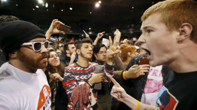 Acara pawai Donald Trump di Chicago dibatalkan setelah perkelahian antara pendukung Trump dan penentangnya.
