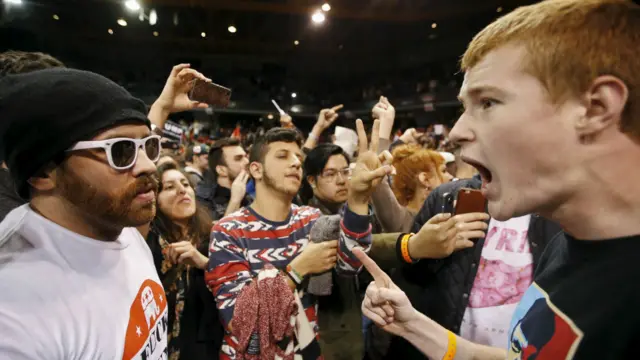 一名特朗普的支持者(右)向抗議者大聲呼叫